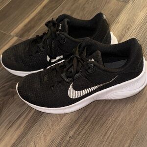 Like new Nike Black and White Sneakers